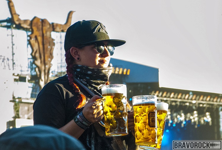 a girl with three beers at wacken 2018